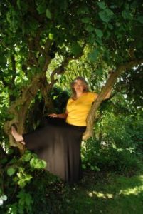 Birgit Jütten auf einem Baum